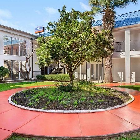 Howard Johnson By Wyndham San Antonio Hotel & Suites Exteriör bild