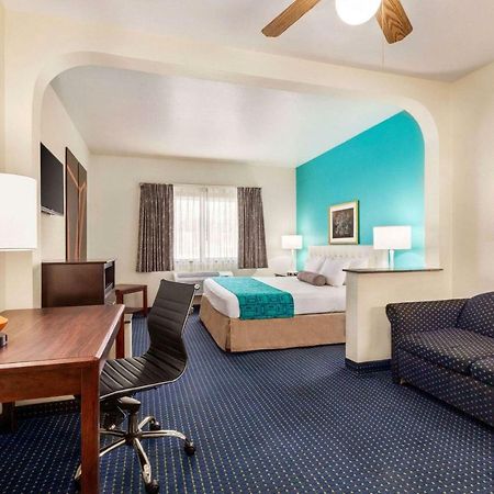 Howard Johnson By Wyndham San Antonio Hotel & Suites Exteriör bild