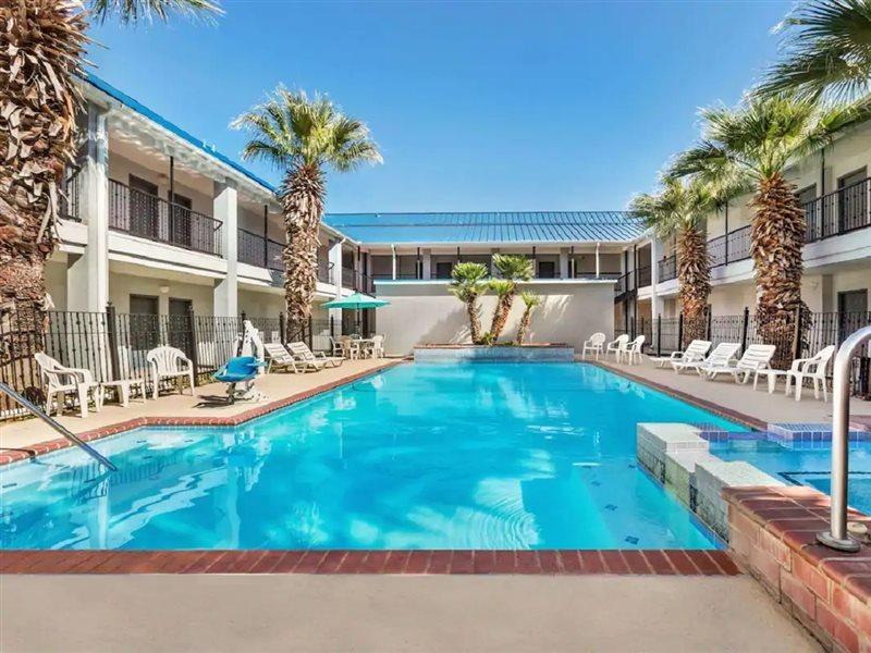 Howard Johnson By Wyndham San Antonio Hotel & Suites Exteriör bild