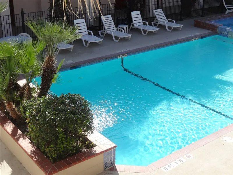 Howard Johnson By Wyndham San Antonio Hotel & Suites Exteriör bild