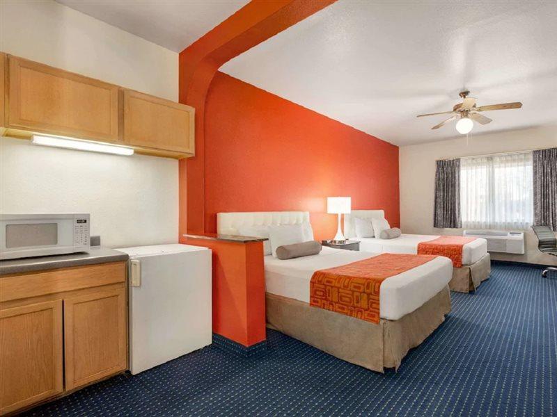 Howard Johnson By Wyndham San Antonio Hotel & Suites Exteriör bild