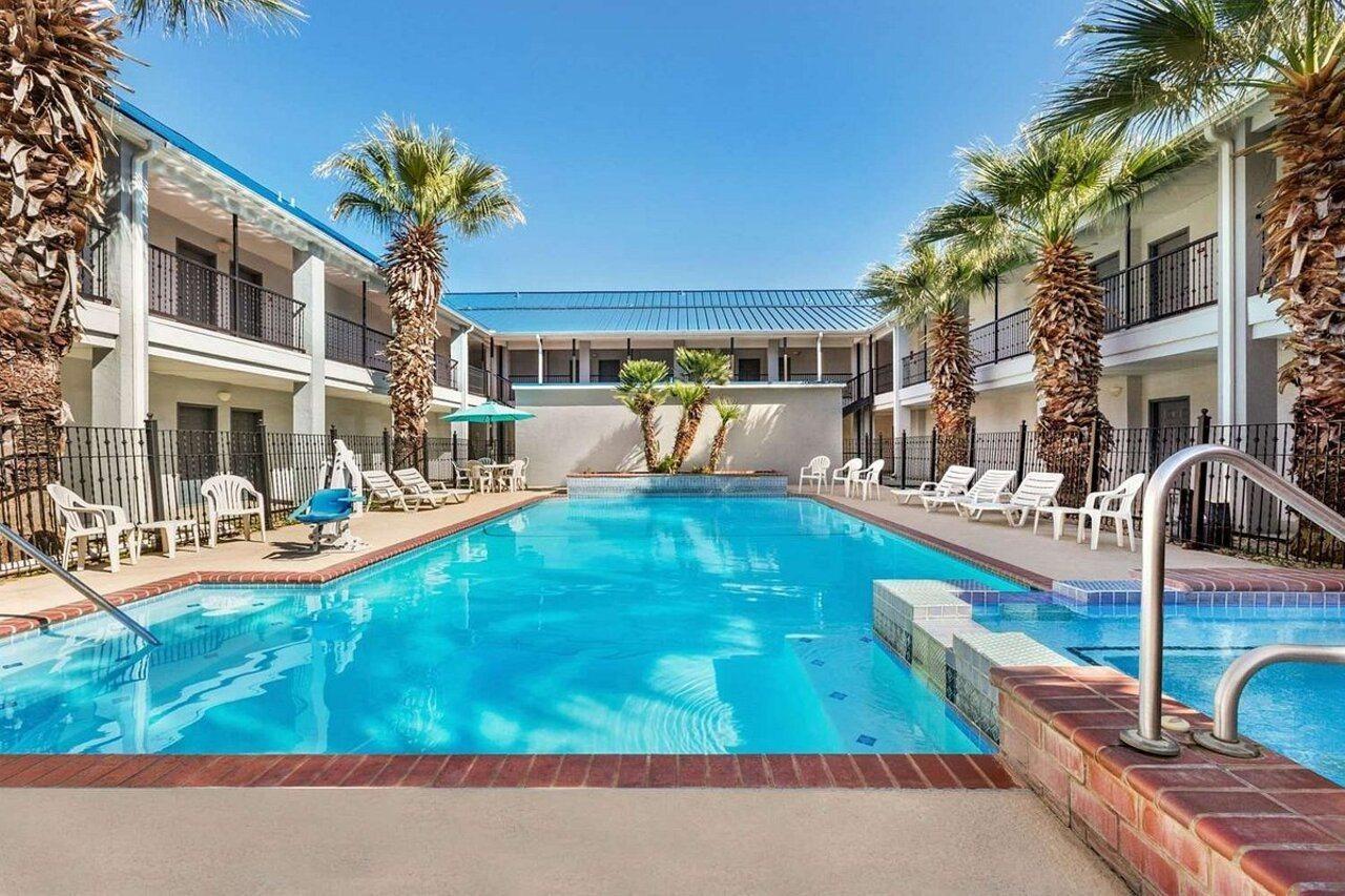 Howard Johnson By Wyndham San Antonio Hotel & Suites Exteriör bild