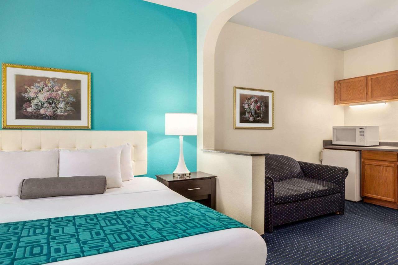 Howard Johnson By Wyndham San Antonio Hotel & Suites Exteriör bild