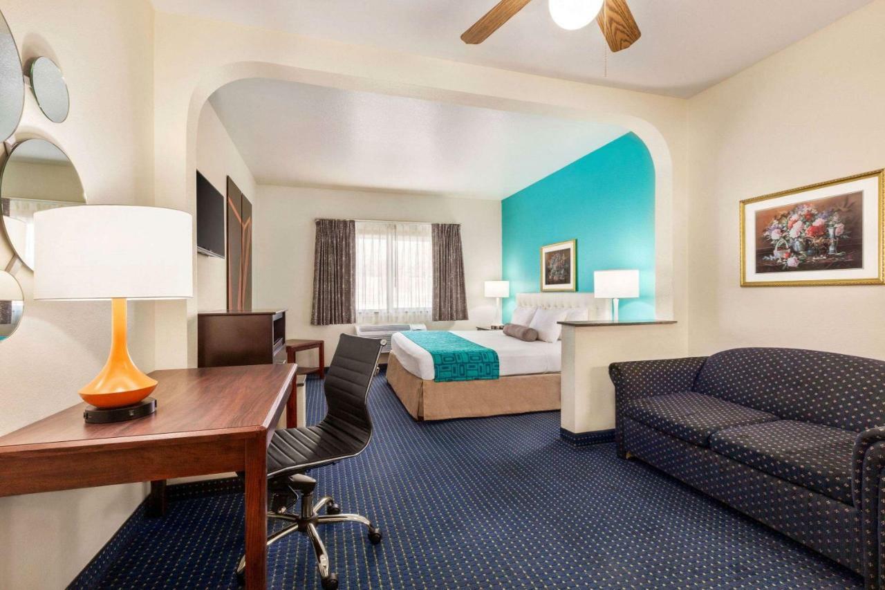 Howard Johnson By Wyndham San Antonio Hotel & Suites Exteriör bild