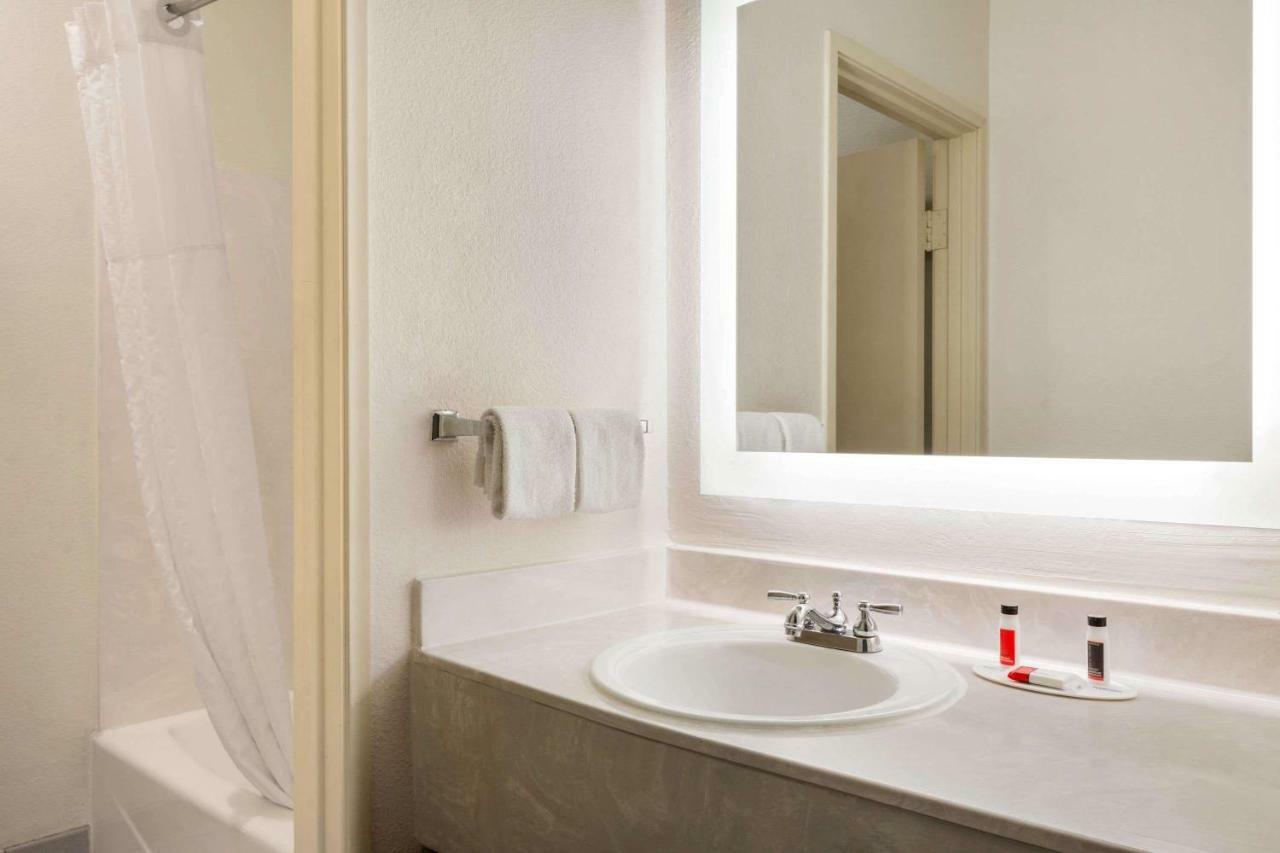 Howard Johnson By Wyndham San Antonio Hotel & Suites Exteriör bild
