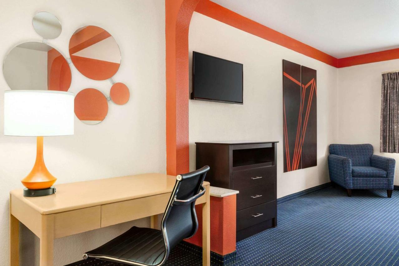 Howard Johnson By Wyndham San Antonio Hotel & Suites Exteriör bild
