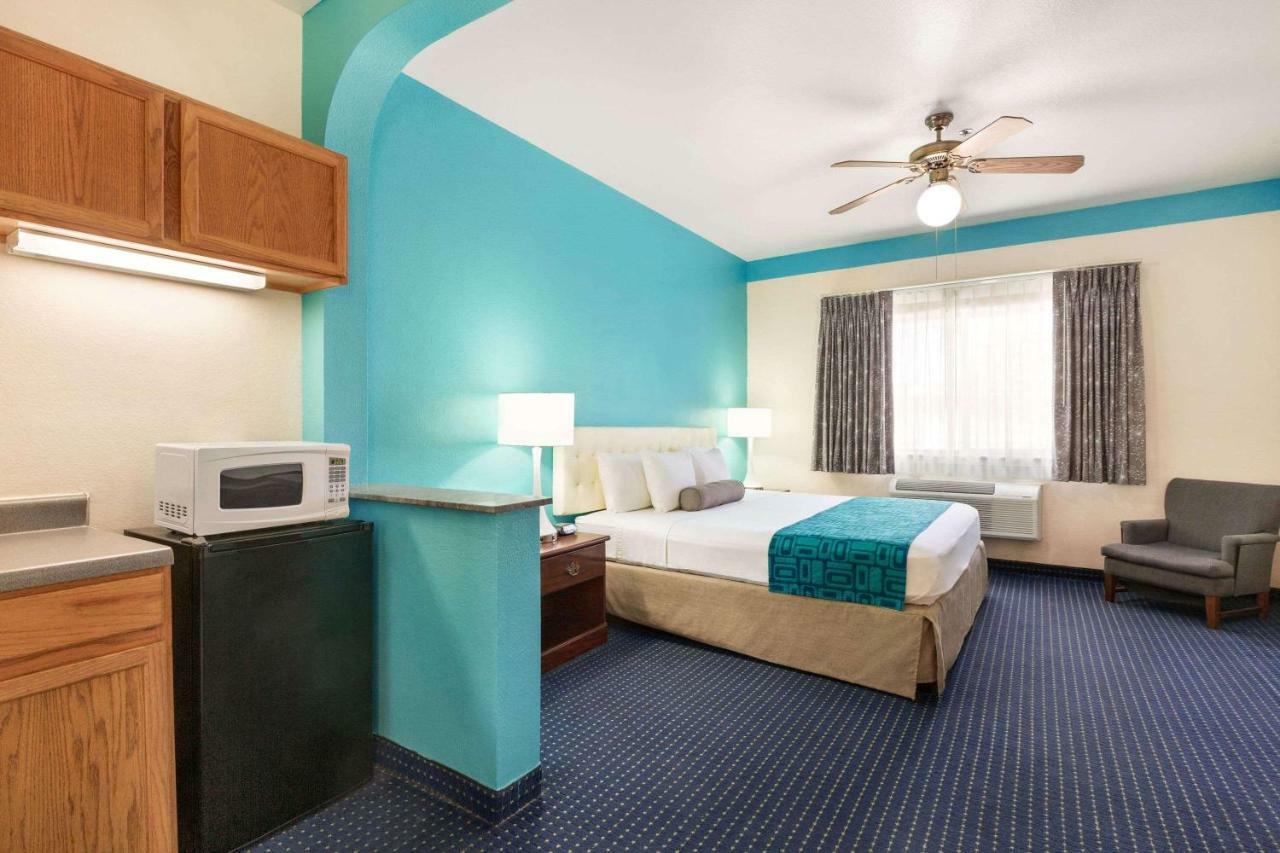 Howard Johnson By Wyndham San Antonio Hotel & Suites Exteriör bild