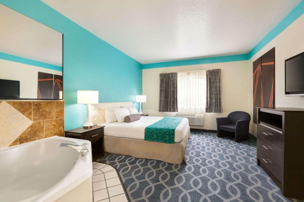 Howard Johnson By Wyndham San Antonio Hotel & Suites Exteriör bild