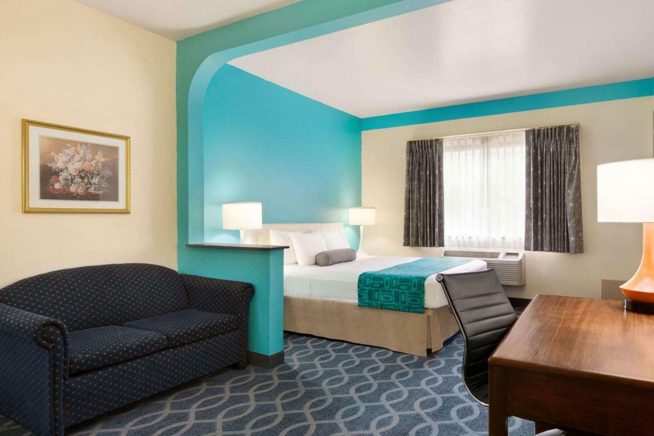 Howard Johnson By Wyndham San Antonio Hotel & Suites Exteriör bild