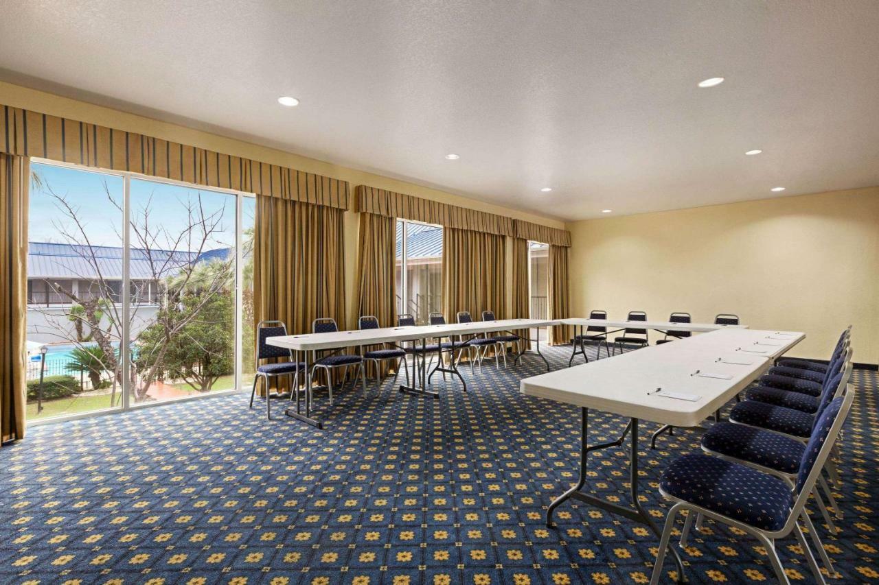 Howard Johnson By Wyndham San Antonio Hotel & Suites Exteriör bild