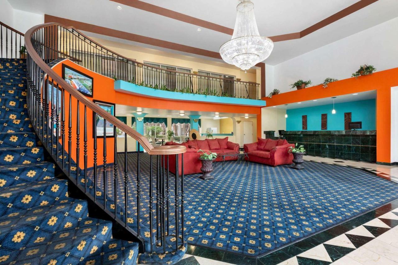 Howard Johnson By Wyndham San Antonio Hotel & Suites Exteriör bild