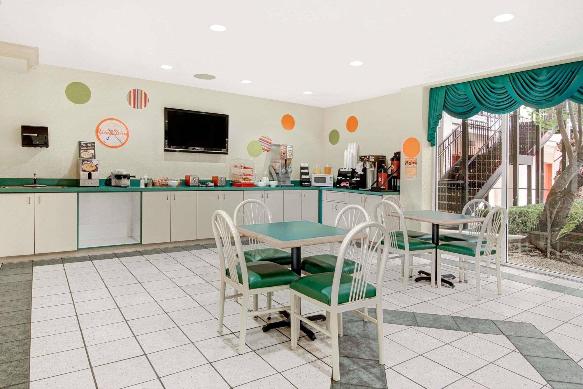 Howard Johnson By Wyndham San Antonio Hotel & Suites Exteriör bild