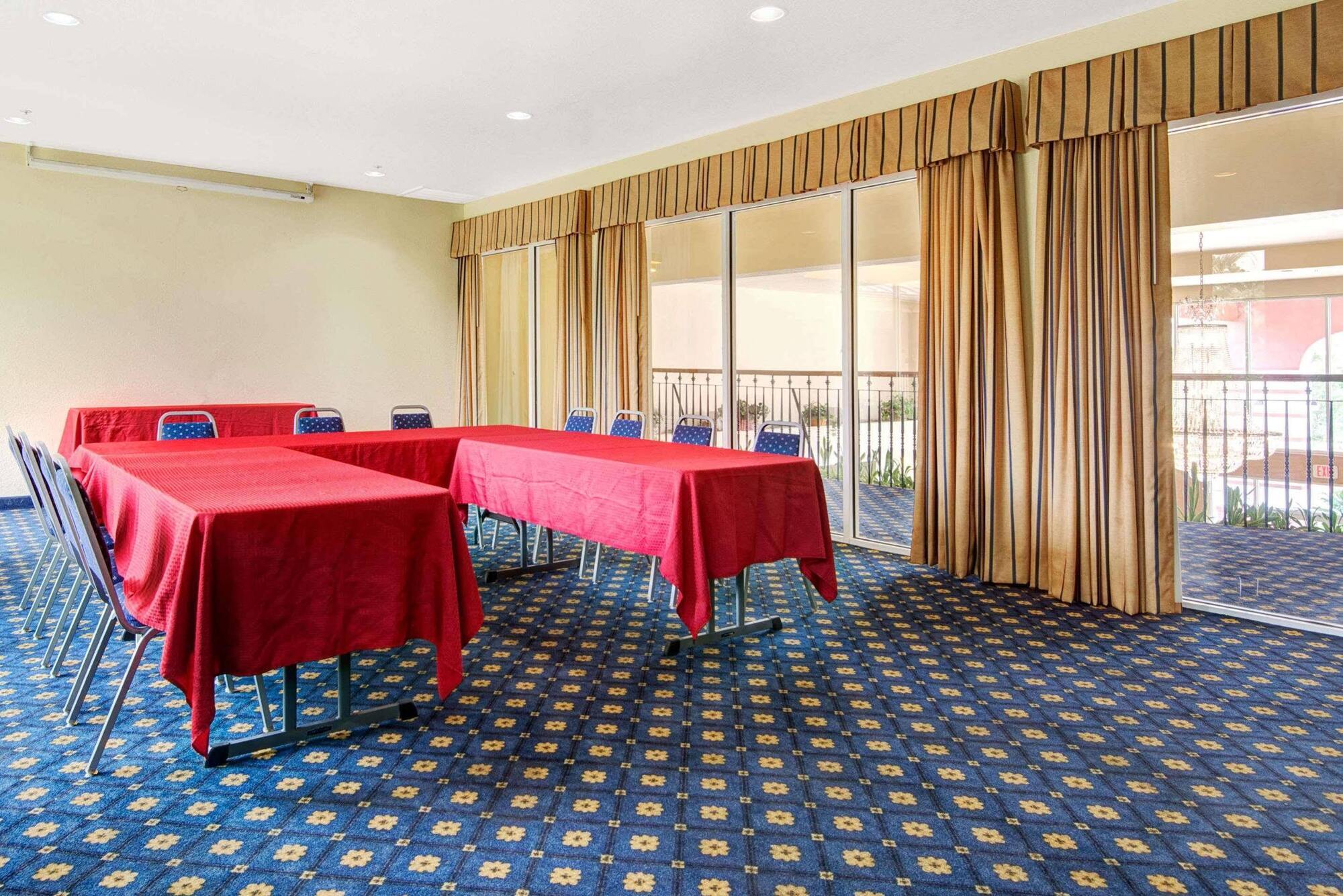 Howard Johnson By Wyndham San Antonio Hotel & Suites Exteriör bild
